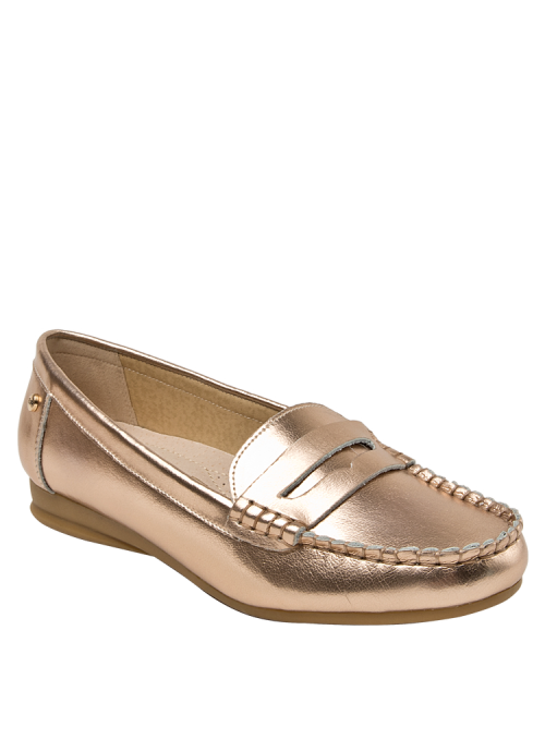 Zapato casual de cuero dorado, estilo mocasín, con detalles artesanales, cómodo y sofisticado para cualquier evento.