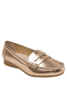 Zapato casual de cuero dorado, estilo mocasín, con detalles artesanales, cómodo y sofisticado para cualquier evento.