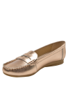 Mocasín dorado de cuero para mujer, diseño clásico con abertura superior, perfecto para ocasiones semiformales.