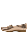 Elegante zapato dorado de cuero, tipo mocasín, ideal para looks casuales o formales, con horma redondeada.