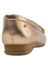 Zapato de cuero dorado para mujer, estilo mocasín casual, con tira decorativa y costura frontal artesanal.