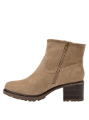 Botín de cuero gamuzado camel para mujer, con detalle de hebilla y tacón medio, perfecto para un look casual chic.