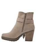Botín de cuero gamuzado taupe, ideal para invierno, con caña de 13 cm y diseño moderno.