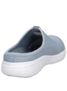 zapatilla de mujer en color celeste, combinación de cuero y textil, estilo moderno.