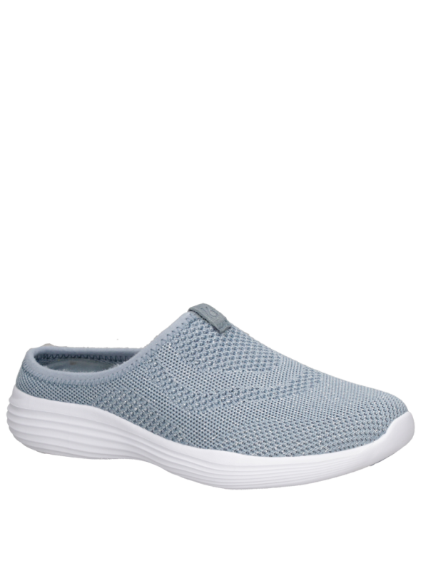 Zapatilla negra de mujer urbana con taco plano, diseño moderno y juvenil para actividades diarias.