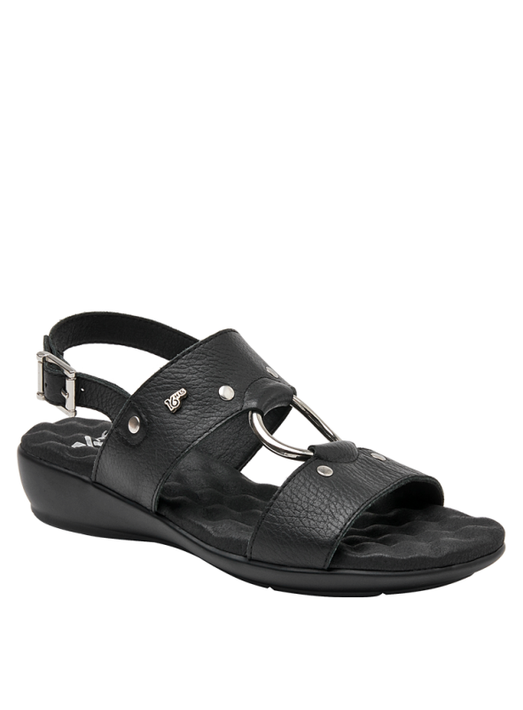 Sandalia camel de cuero con taco plano, comodidad y frescura para el uso diario.