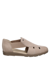 Sandalia taupe de cuero para mujer, estilo casual, perfecta para uso diario.