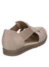 Calzado taupe para mujer, sandalia casual de cuero con punta redonda.