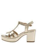 Sandalia dorada de cuero con taco bloque y diseño charol, perfecta para salidas veraniegas.