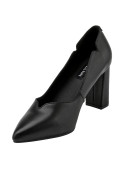 Elegante zapato de cuero negro para mujer, ideal para combinar con trajes sastre y vestidos de corte recto.