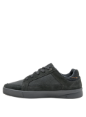 Zapatilla gris de cuero para hombre con taco plano de 3.5 cm y punta redonda.