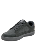 Zapatilla urbana gris de cuero para hombre, destacada por su suavidad y flexibilidad.