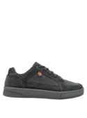 Zapatilla gris urbana de cuero para hombre con diseño moderno y juvenil.