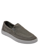 zapatilla gris de hombre con taco plano de 3 cm y punta redonda, estilo casual versátil