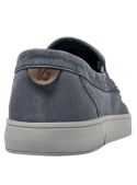 zapatilla azul de hombre versátil y funcional, con caña de 4 cm y diseño casual.