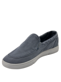 zapatilla azul masculina con taco plano de 3 cm y punta redonda para mayor confort.