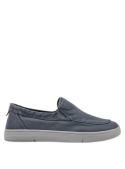 zapatilla azul casual de hombre con diseño moderno y juvenil, ideal para uso diario.