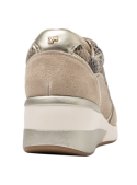 Zapatilla beige de cuero para mujer, equilibrando estilo y practicidad con altura de caña de 6 cm.