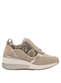 Zapatilla beige de cuero para mujer, estilo casual, con taco cuña de 6 cm y punta redonda.