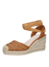 Alpargata camel de mujer, estilo natural y auténtico, perfecta para looks casuales de verano.