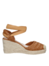 Alpargata de mujer en color camel, diseño cómodo y ligero, perfecta para días cálidos de verano.