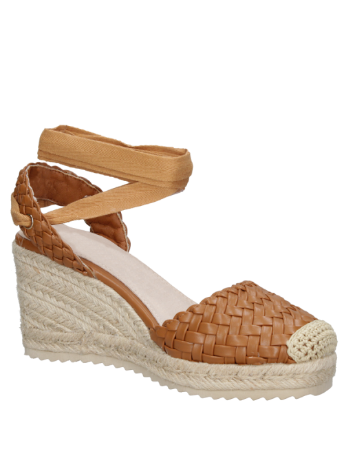 Alpargata camel de mujer Pollini K325 con taco cuña y punta redonda, ideal para un estilo casual.