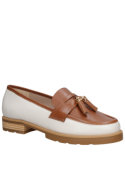 Zapato de mujer beige de cuero, estilo casual, con taco bloque de 2.5 cm y punta redonda.