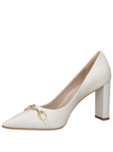 Zapato de cuero crema para mujer, estiliza la figura con su taco bloque y punta puntiaguda.