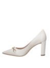 Zapato femenino de cuero premium, color crema, con diseño moderno y sofisticado.