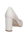 Calzado casual de cuero crema para mujer, ideal para reuniones y cenas elegantes.