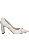 Elegante zapato de cuero crema, diseñado para ofrecer comodidad y distinción en eventos sociales.