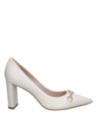 Elegante zapato de cuero crema, diseñado para ofrecer comodidad y distinción en eventos sociales.