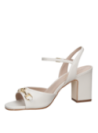 Moderna sandalia crema de cuero para mujer, combina frescura y elegancia con su diseño abierto.