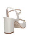 Elegante sandalia de cuero crema para mujer, destaca por su estilo casual y taco bloque estilizador.