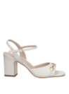 Sandalia crema de cuero con diseño delicado y sofisticado, forro sintético para mayor comodidad.