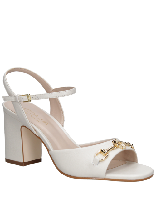 Sandalia crema de cuero casual para mujer con taco bloque de 7.5 cm y punta abierta, ideal para el verano.