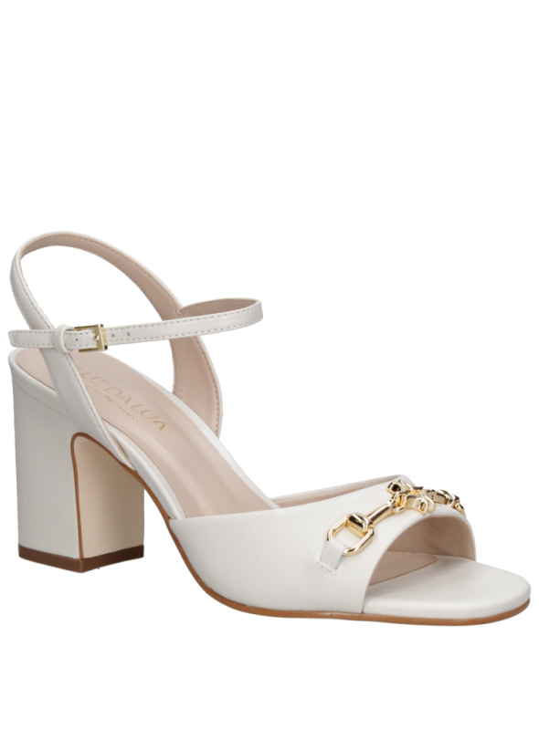 Sandalia negra de cuero para mujer, estilo casual con taco bloque de 7.5 cm y punta abierta.