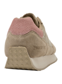 zapatilla taupe de mujer con punta redonda y forro textil, perfecta para un estilo de vida dinámico.
