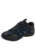 Calzado outdoor azul de hombre, mezcla de cuero y mesh, con suela de gran agarre.
