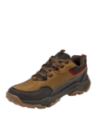 zapatilla de cuero café con taco plano de 5 cm, perfecta para actividades al aire libre.