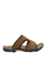 Sandalia camel de cuero para hombre, estilo outdoor, ideal para actividades al aire libre.