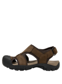 Sandalia outdoor de cuero marrón, diseñada para frescura y comodidad en cualquier entorno.