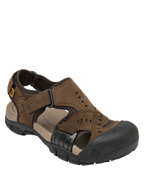 Calzado de cuero marrón con diseño resistente y taco plano de 4 cm para comodidad.