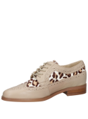 Elegante zapato de charol beige, diseño oxford brogue en cuero para mujer moderna.