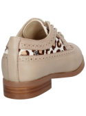 Zapato oxford de charol beige, diseño femenino en cuero con taco plano de 3 cm.