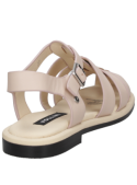 Sandalia casual de cuero beige para mujer, diseño moderno, con taco plano que estiliza la figura.