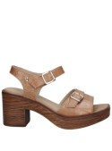 Sandalia camel de cuero para mujer con punta abierta, estilo casual y sofisticado.