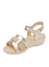 Sandalia de cuero oro, abierta y fresca, estilo casual, para mujer moderna y veraniega.
