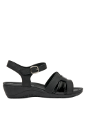Sandalia negra de cuero para mujer con taco plano de 3.5 cm, estilo casual y punta abierta.