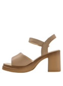Sandalia de cuero beige, diseño moderno para mujer, con taco bloque y punta abierta.